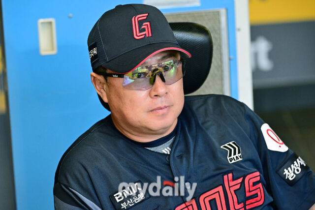 5일 인천 SSG랜더스필드에서 열린 '2025 신한 SOL BANK KBO리그' 롯데 자이언츠와 SSG 랜더스 경기.롯데 김태형 감독이 그라운드를 바라보고 있다./마이데일리