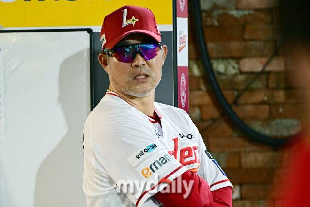 8일 인천 SSG랜더스필드에서 열린 '2025 신한 SOL BANK KBO리그' KT 위즈와 SSG랜더스 경기. SSG 이숭용 감독이 지시를 내리고 있다./마이데일리