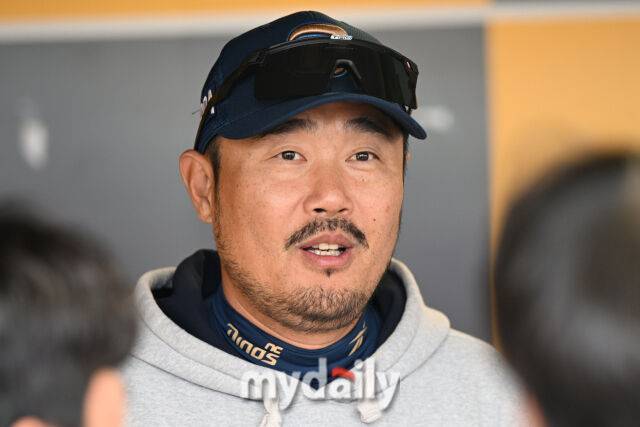 15일 인천 SSG랜더스필드에서 열린 '2025 신한 SOL BANK KBO리그' NC 다이노스와 SSG랜더스 경기.NC 이호준 감독이 경기 전 취재진과 인터뷰를 하고 있다./마이데일리