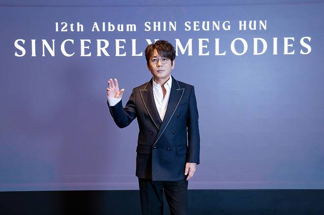 가수 신승훈이 데뷔 35주년 기념 정규 12집 ‘신시얼리 멜로디스’ 발매 기념 기자 간담회에서 포즈를 취하고 있다. [도로시컴퍼니 제공]