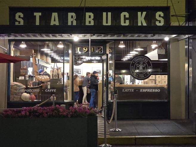 1971년 오픈한 스타벅스 1호점의 오전 6시 ‘오픈런.’ 스타벅스를 통해 시애틀은 현재 미국 ‘커피 수도’가 됐다.