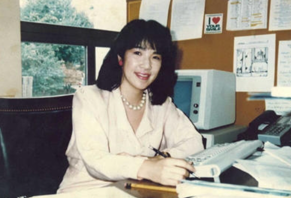 과거 미국 연방 하원의원의 한 사무실에서 다카이치 사나에 전 경제안보상 모습.  [다카이치 사나에 홈페이지 캡처]