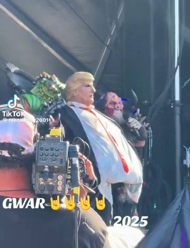 [뉴시스] 같은 공연에서는 도널드 트럼프 미국 대통령을 본뜬 모형이 무대 위에서 피를 흘리며 쓰러지는 장면도 연출됐다.(사진=틱톡 갈무리 캡쳐).2025.09.22 *재판매 및 DB 금지