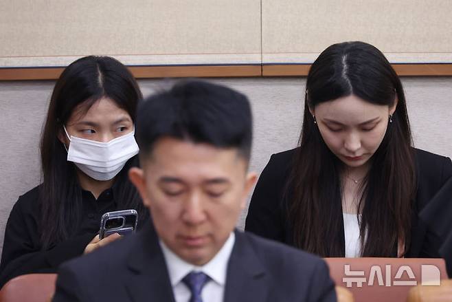 [서울=뉴시스] 고승민 기자 = 22일 서울 여의도 국회에서 열린 법제사법위원회의 검찰개혁 입법청문회에서 김정민, 남경민 서울남부지방검찰청 수사관이 출석해 자리에 앉아 있다. 2025.09.22. kkssmm99@newsis.com