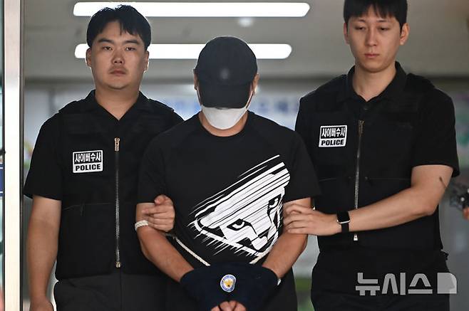 [수원=뉴시스] 김종택 기자 = 정보통신망법 위반과 컴퓨터 사용 사기 등 혐의로 구속영장이 청구된 KT 무단 소액결제 사건의 피의자인 A(48·중국국적)씨가 구속 전 피의자 심문(영장실질심사)에 출석하기 위해 18일 경기 수원시 영통경찰서 유치장을 나오고 있다.A씨는 지난달 말부터 이달 초까지 경기 광명시와 서울 금천구 등을 돌며 KT 기지국을 가로채는 수법으로 불특정 다수의 휴대전화에서 상품권 등 소액결제를 진행해 1억여원을 가로챈 혐의를 받고 있다. 2025.09.18. jtk@newsis.com