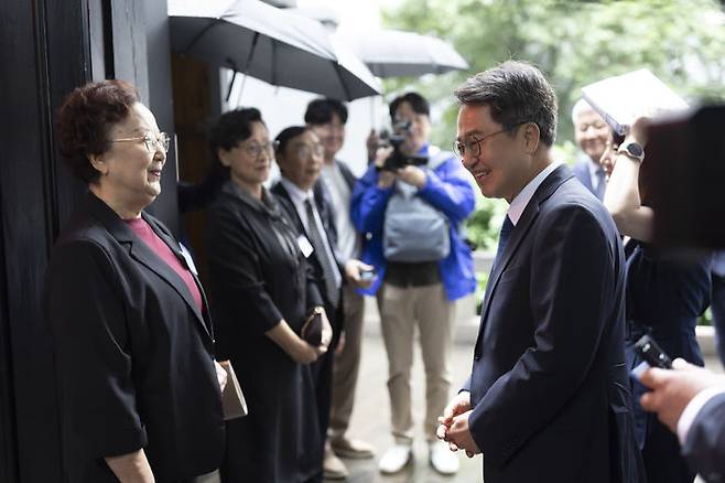 [수원=뉴시스] 김동연 경기도지사가 23일 중국 충칭(重慶)임시정부 청사에서 독립운동가 후손들과 대화하고 있다. (사진=경기도 제공) 2025.09.23. photo@newsis.com *재판매 및 DB 금지