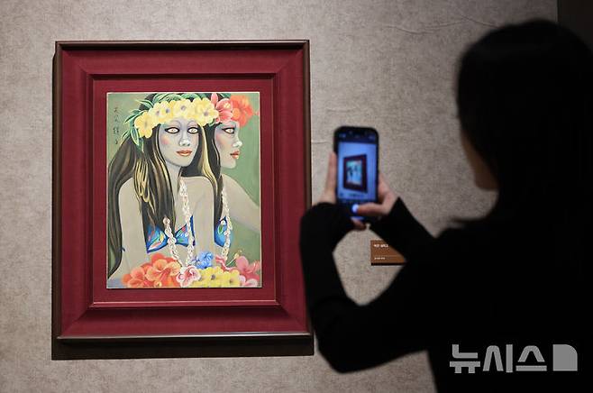 [[서울=뉴시스] 황준선 기자 = 23일 서울 종로구 석파정 서울미술관에서 열린 천경자 작고 10주기 특별기획전 '내 슬픈 전설의 101페이지' 언론 공개 행사에 '막은 내리고'가 전시돼 있다. 2025.09.23. hwang@newsis.com