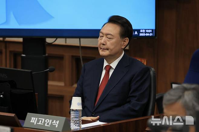 [서울=뉴시스] 사진공동취재단 =윤석열 전 대통령이 오는 26일 내란 특검팀이 추가 기소한 사건의 첫 공판에 출석한다. 사진은 윤 전 대통령.  2025.04.21. photo@newsis.com