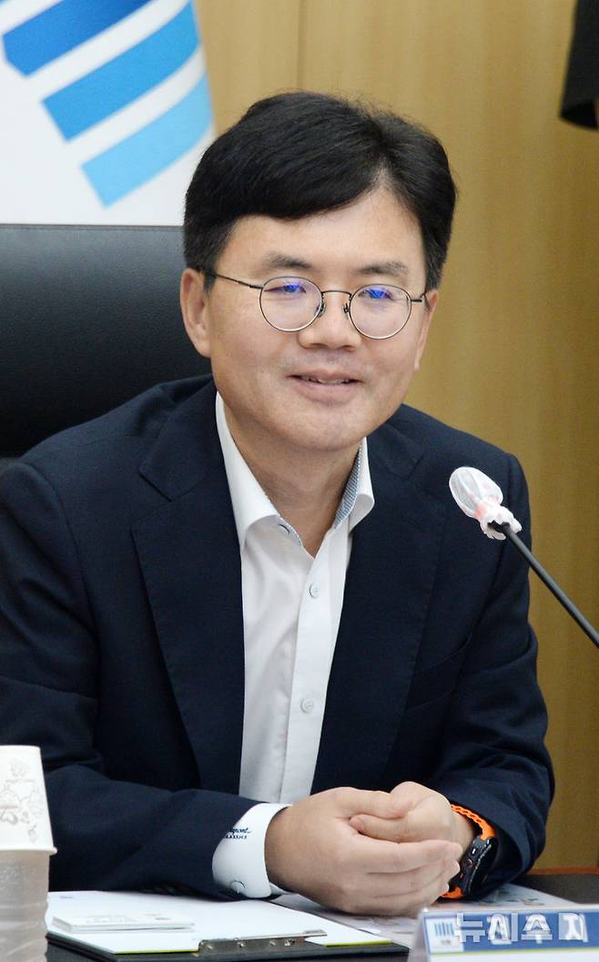 [전주=뉴시스] 김얼 기자 = 신대경 전주지방검찰청 검사장이 22일 전북 전주시 전주지방검찰청 중회의실에서 기자간담회를 갖고 질의에 답변하고 있다. 2025.09.22. pmkeul@newsis.com