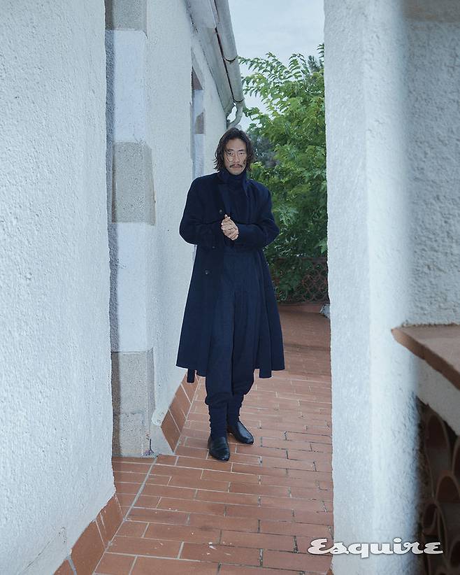 [서울=뉴시스] 류승범. (사진=매거진 에스콰이어 코리아 제공) 2025.09.23. photo@newsis.com *재판매 및 DB 금지