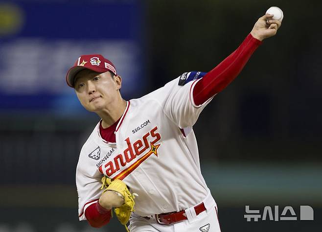 [인천=뉴시스] 김근수 기자 = 23일 인천 미추홀구 SSG랜더스필드에서 열린 2025 KBO리그 KIA 타이거즈와 SSG 랜더스의 경기, 1회초 SSG 랜더스 선발 김건우가 공을 던지고 있다.  2025.09.23. ks@newsis.com