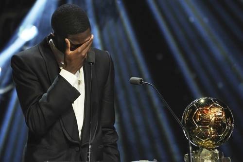 2025 발롱도르 수상자 우스만 뎀벨레 발롱도르를 수상한 뎀벨레가 우승 소감 도중 눈물을 흘리고 있다 [AP/연합뉴스]