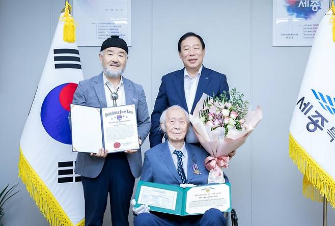 최민호 세종시장으로부터 꽃다발 받는 임창수 옹 [세종시 제공. 재판매 및 DB 금지]