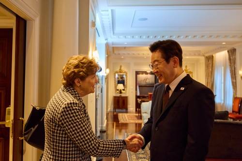 진 섀힌 상원 외교위 간사와 악수하는 이재명 대통령 진 섀힌 상원 외교위 간사와 악수하는 이재명 대통령     (뉴욕=연합뉴스) 한상균 기자 = 유엔총회 참석차 미국을 방문한 이재명 대통령이 22일(현지시간) 뉴욕에서 진 섀힌 미 상원 외교위 간사와 악수하고 있다. [공동취재] 2025.9.23      [재판매 및 DB 금지]     xyz@yna.co.kr (끝)   <저작권자(c) 연합뉴스, 무단 전재-재배포, AI 학습 및 활용 금지>