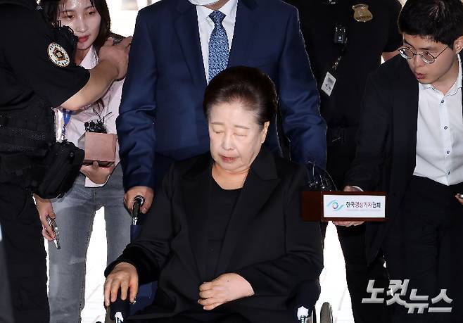 국민의힘 권성동 의원에게 불법 정치 자금을 전달하는 등 '정교유착 국정농단' 의혹을 받고 있는 통일교 한학자 총재가 22일 오후 서울 서초구 서울중앙지법에서 열린 구속 전 피의자 심문(영장실질심사)에 출석하고 있다. 황진환 기자