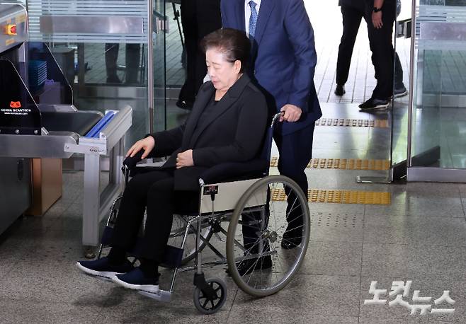 국민의힘 권성동 의원에게 불법 정치 자금을 전달하는 등 '정교유착 국정농단' 의혹을 받고 있는 통일교 한학자 총재가 22일 오후 서울 서초구 서울중앙지법에서 열린 구속 전 피의자 심문(영장실질심사)에 출석하고 있다. 황진환 기자