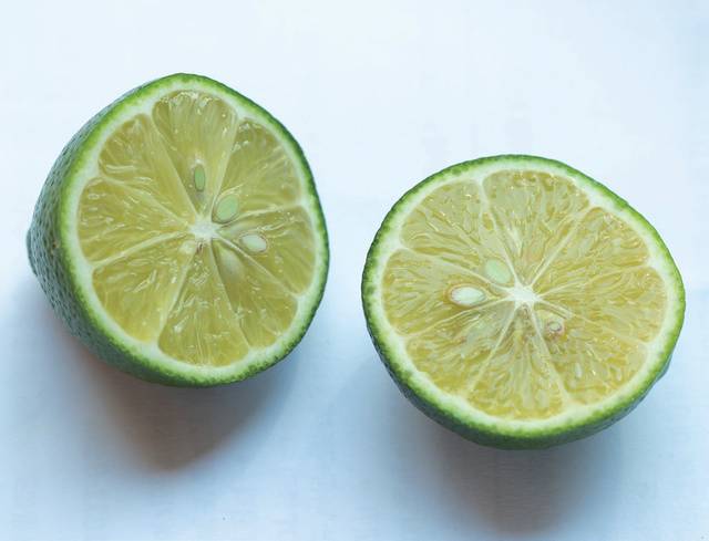 국산 라임은 과육의 노란빛이 진하고 과즙이 풍부해 외국산과 차별된다.