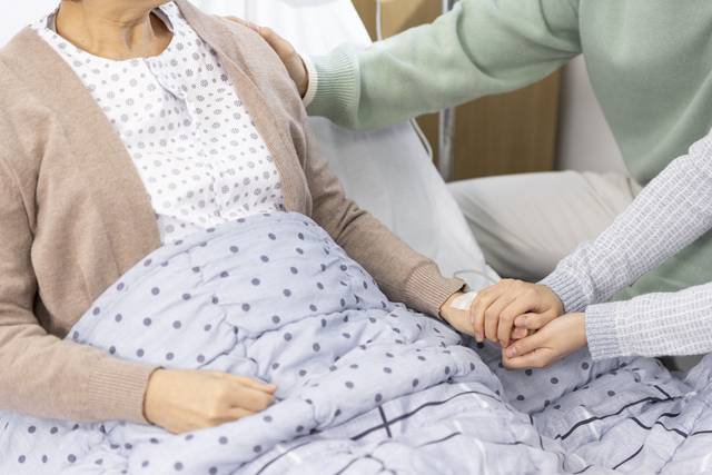 내년 하반기부터 중증 요양병원 환자의 간병비가 건강보험에 포함돼 환자와 가족의 부담이 크게 줄어들 전망이다. 사진은 기사의 특정 사실과 관련 없음. 클립아트코리아