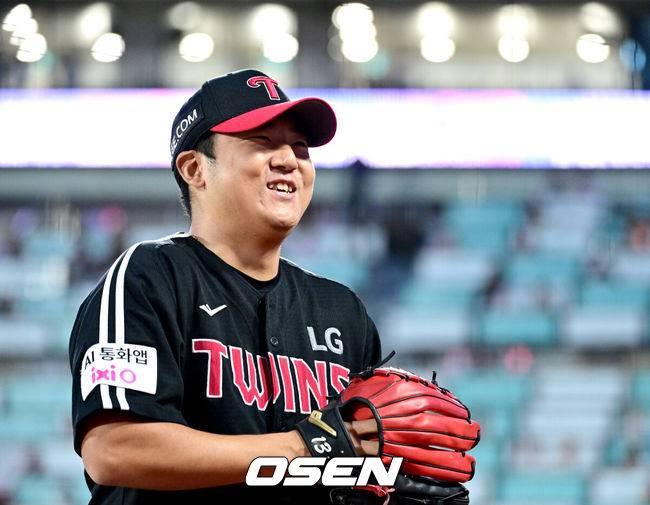 [OSEN=수원, 최규한 기자] 18일 수원 KT위즈파크에서 ‘2025 신한 SOL Bank KBO리그’ KT 위즈와 LG 트윈스의 더블헤더 2차전이 열렸다.홈팀 KT는 패트릭 머피, 방문팀 LG는 송승기를 선발로 내세웠다.1회말 KT 공격을 삼자범퇴로 막아낸 LG 선발 송승기가 더그아웃으로 향하며 미소짓고 있다. 2025.09.18 / dreamer@osen.co.kr