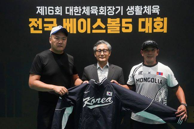 대한야구소프트볼협회 양해영 회장은 몽골 선수단에 기념품과 베이스볼5 공인구 등을 선물하며 몽골과 지속적인 교류체계를 구축할 것을 약속했다. / KBSA