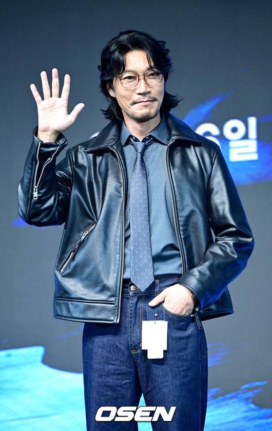 [OSEN=최규한 기자] 23일 오전 서울 논현동 엘리에나 호텔에서 디즈니+ 오리지널 시리즈 '탁류' 제작발표회가 열렸다.‘탁류’는 조선의 모든 돈과 물자가 모여드는 경강을 둘러싸고 혼탁한 세상을 뒤집고 사람답게 살기 위해 각기 다른 꿈을 꿨던 이들의 운명 개척 액션 드라마다.배우 최귀화가 포토타임을 하고 있다. 2025.09.23 / dreamer@osen.co.kr