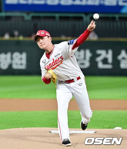 [OSEN=인천, 박준형 기자]  23일 오후 인천 SSG랜더스필드에서 ‘2025 신한 SOL BANK KBO리그’ SSG 랜더스와 KIA 타이거즈의 경기가 진행됐다.이날 경기에서 SSG은 김건우를, KIA가 김태형을 선발투수로 내세웠다. 1회초 SSG 선발투수 김건우가 역투하고 있다.  2025.09.23 / soul1014@osen.co.kr
