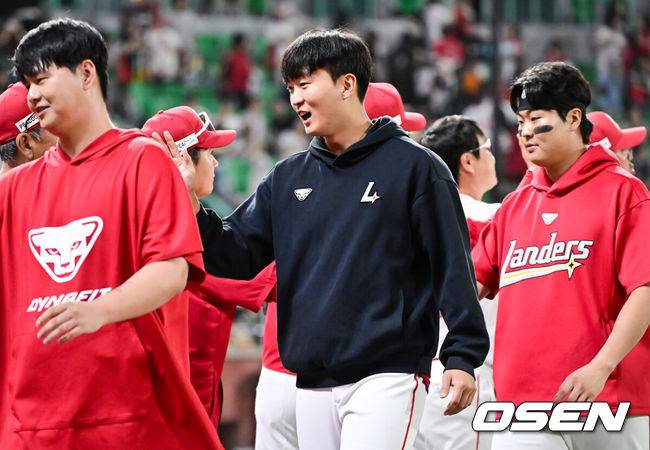[OSEN=인천, 박준형 기자]  프로야구 SSG 랜더스가 KIA 타이거즈를 꺾고 3위 매직넘버를 '5'로 줄였다.SSG는&nbsp;23일 인천 SSG랜더스필드에서2025 KBO리그 KIA와 시즌 15차전 맞대결에서 5-0으로 승리했다. 에레디아의 투런 홈런, 최지훈의 투런 홈런이 터졌다.&nbsp;경기종료 후 승리투수가 된 SSG 김건우가 이숭용 감독과 하이파이브를 하고 있다. 2025.09.23 / soul1014@osen.co.kr
