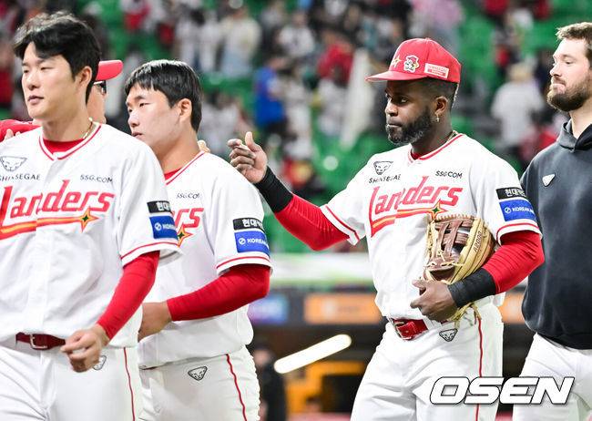 [OSEN=인천, 박준형 기자]  프로야구 SSG 랜더스가 KIA 타이거즈를 꺾고 3위 매직넘버를 '5'로 줄였다.SSG는&nbsp;23일 인천 SSG랜더스필드에서2025 KBO리그 KIA와 시즌 15차전 맞대결에서 5-0으로 승리했다. 에레디아의 투런 홈런, 최지훈의 투런 홈런이 터졌다.&nbsp;경기종료 후 결승홈런을 날린 SSG 에레디아가 이숭용 감독과 하이파이브를 하고 있다. 2025.09.23 / soul1014@osen.co.kr