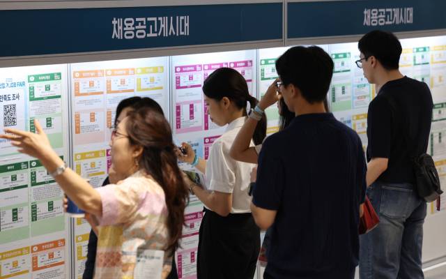 ▲16일 서울 강서구 코엑스 마곡에서 열린 '제8회 항공산업 잡 페어(취업 박람회)'를 찾은 구직자들이 채용공고 게시대를 살펴보고 있다. ⓒ연합뉴스