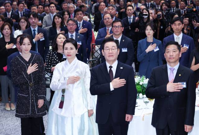 ▲유엔총회 참석차 미국을 방문한 이재명 대통령이 22일(현지시간) 뉴욕의 한 호텔에서 열린 동포간담회에서 참석자들과 함께 국기에 경례하고 있다. ⓒ연합뉴스