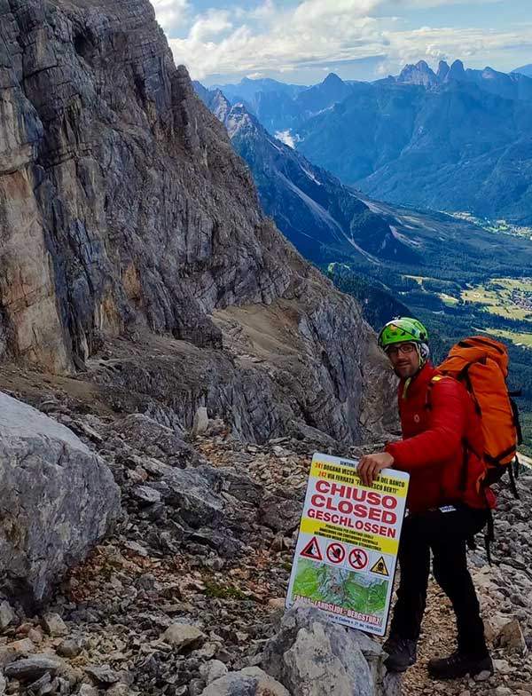 이탈리아 돌로미테의 등산로 폐쇄를 알리는 경고 표지판. 사진 베네토 산악·동굴 구조대