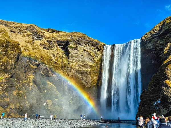 스코가폭포Skogafoss. 레이캬비크에서 1번 국도의 동쪽 150km에 위치한, 높이 60m 폭 25m의 거대한 폭포. 햇빛이 비치면 늘 무지개가 뜬다. 폭포 옆으로 20분쯤 올라가 전망대에 서면 내가 폭포가 되어 내리꽂히는 기분을 느낀다. 생명을 보장할 수 있다면 새처럼 활공하고 싶다.