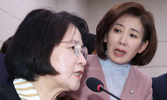 나경원 국민의힘 의원이 22일 서울 여의도 국회 법제사법위원회에서 열린 검찰개혁 입법청문회에서 퇴장 명령을 한 추미애 위원장에게 항의하고 있다. 뉴스1