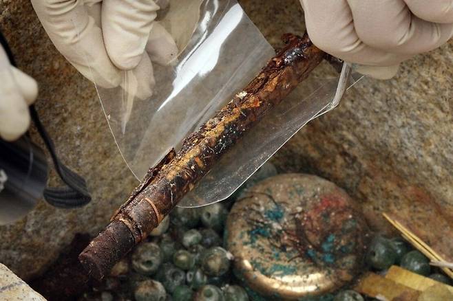 2009년 미륵사지 석탑 해체·보수 과정에서 사리장엄과 함께 발굴된 손칼을 수습하고 있다. 국립익산박물관 제공