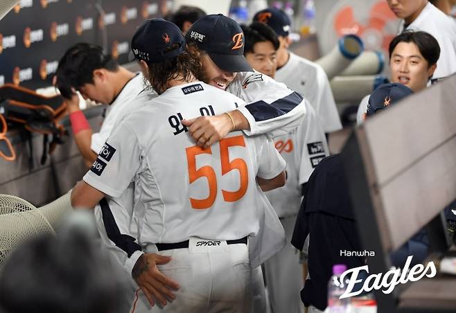 한화 이글스 라이언 와이스가 지난 6월 10일 대전 한화생명볼파크에서 열린 2025 KBO리그 정규시즌 두산 베어스와의 홈 경기에서 7이닝 무실점 호투하고 폰세에게 축하받고 있다. 한화 이글스 제공