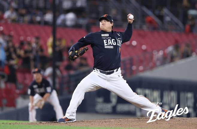 한화 이글스 류현진이 17일 광주 기아챔피언스필드에서 열린 2025 KBO리그 정규시즌 KIA 타이거즈와의 원정 경기에서 공을 던지고 있다. 한화 이글스 제공