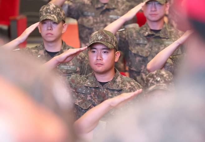 이재용 삼성전자 회장의 장남 이지호씨 등이 23일 오전 경남 창원시 진해구 해군사관학교 웅포 강당에서 열린 ‘제139기 해군 사관후보생 입교식’에서 경례하고 있다. 2025.9.23. 연합뉴스