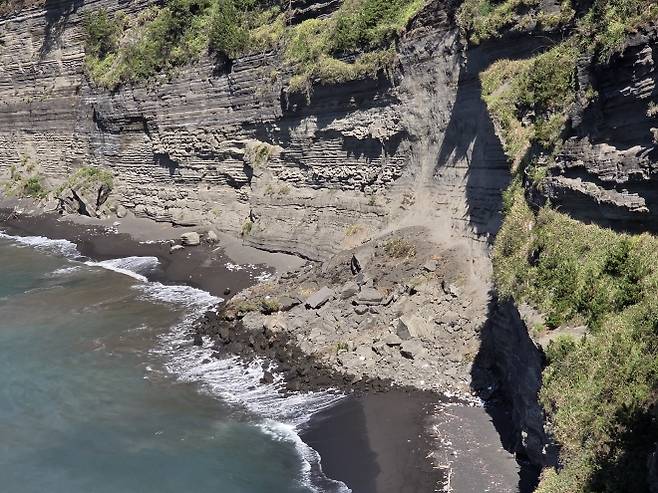 송악산 해안 절벽이 여름철 폭우로 인해 지반이 약화돼 집채만한 암반이 무너져 내려 아름다운 비경도 함께 붕괴돼 있다. 독자 제공