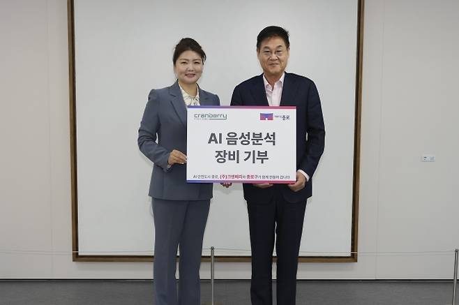 종로, 안전도시 리빙랩 기업 감사장 - 정문헌(오른쪽) 종로구청장이 지난 22일 인공지능(AI)  음성 분석 장비를 기부한 기업에 감사장을 전달했다.  종로구 제공