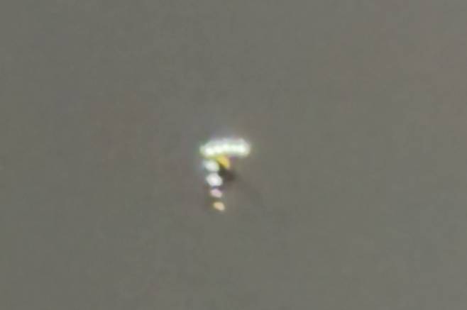 주민이 포착한 V자형 괴비행체. 불빛이 규칙적으로 배열돼 있으며 중앙에는 작은 동체가 보인다. 출처=NUFORC