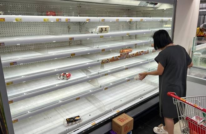 23일 홍콩의 한 슈퍼마켓 상품 진열대가 태풍의 영향으로 텅 비어있다. AFP 연합뉴스