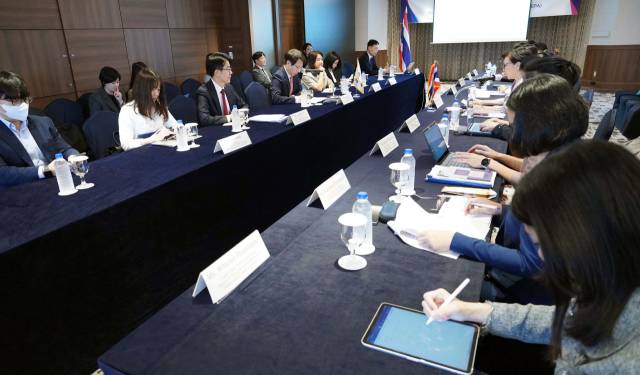 노건기 산업통상자원부 통상교섭실장(수석대표)이 22일 서울 소공동 롯데호텔에서 초티마 이음사와스디쿨 태국 상무부 무역협상국장(수석대표)을 비롯한 한-태국 양국 정부대표단이 참석한 가운데 열린 ‘한-태국 포괄적경제동반자협정(CEPA) 제7차 공식협상’에 참석해 상품·서비스·투자·디지털·금융 등 7개 분야 협상을 진행하고 있다. 사진 제공=산업부