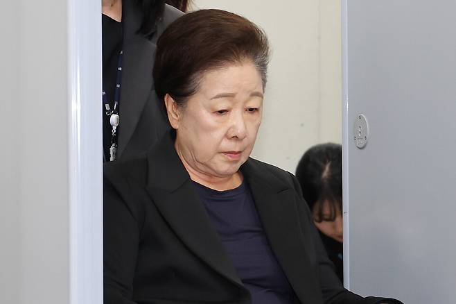 윤석열 정권과 통일교가 연관된 '정교유착 국정농단' 의혹을 받는 한학자 통일교 총재가 지난 22일 오후 서울중앙지법에서 구속 전 피의자 심문(영장실질심사)을 받기 위해 출석하고 있다. 한 총재는 이날 심문을 마친 후 서울구치소에서 대기했다. ⓒ연합뉴스