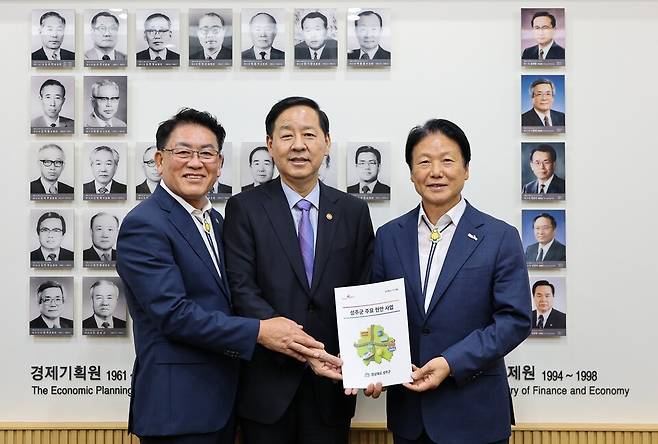 이병환 성주군수(오른쪽)가 지역 주요 현안사업 건의를 위해 9월22일 정부세종청사를 방문해 구윤철 경제부총리(중앙)와 기념촬영을 하고 있다. ⓒ성주군