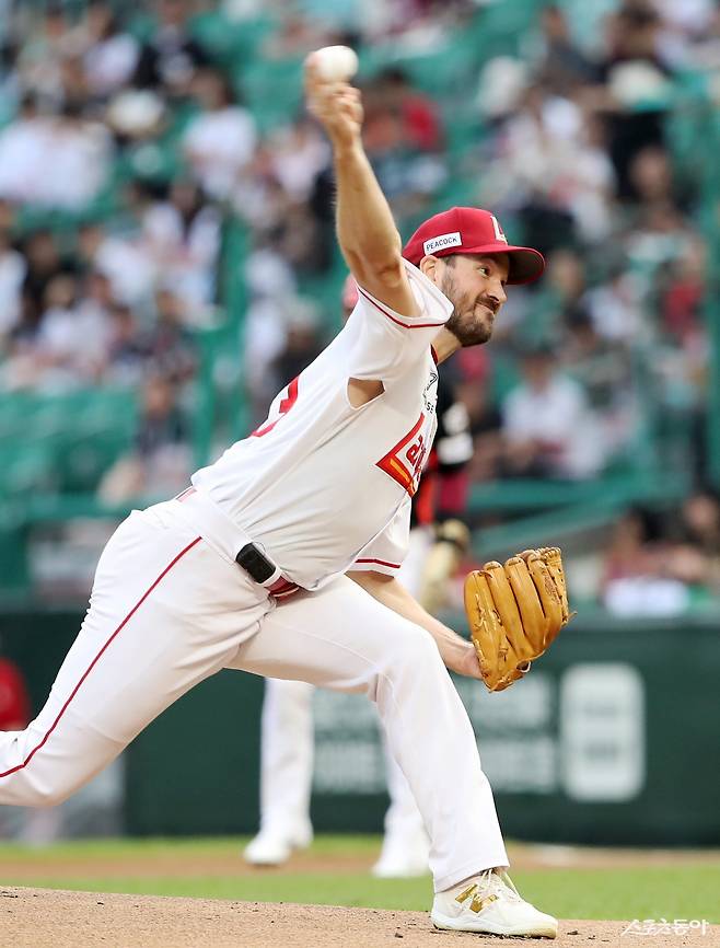 SSG 앤더슨이 올 시즌 2번째로 5이닝 이전 강판의 아픔을 겪으며 7패(11승)째를 당했다. 사진제공｜SSG 랜더스