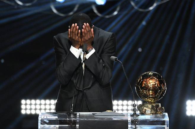 PSG 우스만&nbsp;뎀벨레는 23일(한국시간) 파리 샤틀레 극장에서 열린 2025 발롱도르 시상식에서 최종 수상자로 호명됐다. 사진출처｜발롱도르 인스타그램