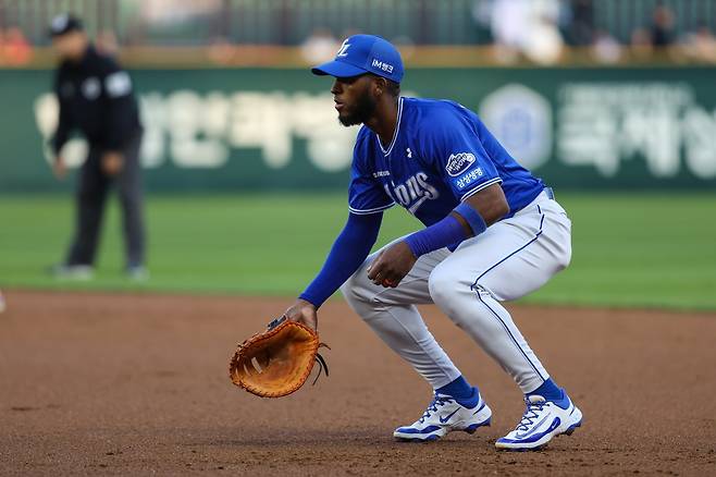 삼성 르윈 디아즈는 올 시즌 홈런·타점·장타율 부문 타이틀을 사실상 확정한 KBO리그 최고의 타자다. 그뿐 아니라 남다른 유연성을 앞세운 1루 수비 또한 삼성이 5강 싸움을 하는 데 큰 힘을 보태고 있다. 사진제공｜삼성 라이온즈