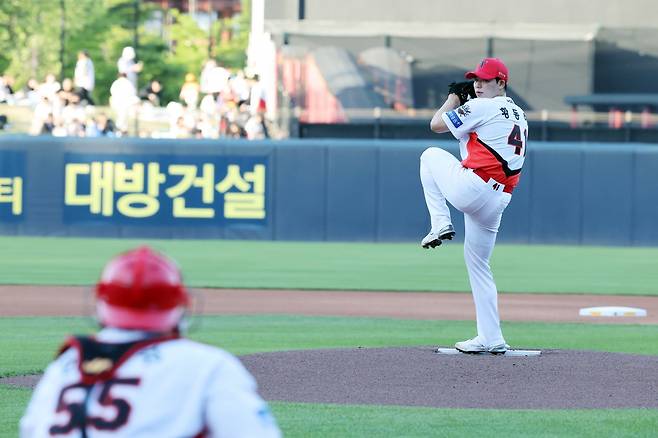 KIA 황동하(오른쪽)는 23일 인천 SSG와 원정경기를 앞두고 1군에 합류했다. 그는 5월 불의의 교통사고를 당한 이후 갖은 노력 끝에 아름다운 마무리를 할 기회를 잡았다. 사진제공｜KIA 타이거즈