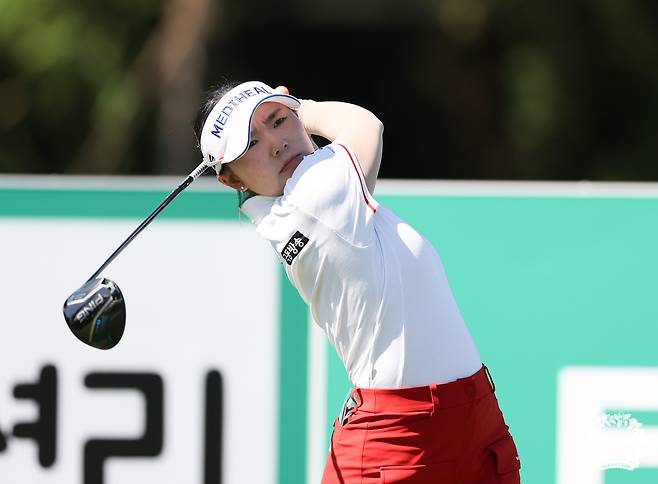 이다연이 2년 만에 한국여자프로골프(KLPGA) 투어 하나금융그룹 챔피언십(총상금 15억원) 정상을 탈환하며 통산 승수를 9승으로 늘렸다. 이다연은 21일 인천 베어즈베스트 청라 미국·유럽 코스(파72·6천813야드)에서 열린 대회 최종 4라운드에서 버디 5개와 보기 2개를 묶어 3언더파 69타를 쳤다.  이다연의 경기 모습.  2025.9.21 KLPGA 제공