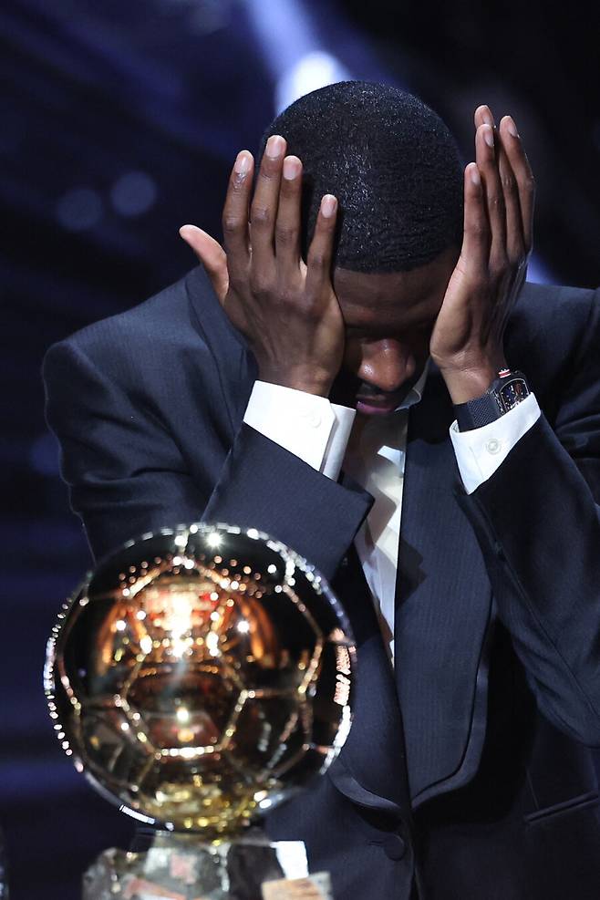 ▲ 뎀벨레는 라민 야말과 2파전이 예상됐는데 2025년 발롱도르 수상을 품에 안으며 세계 최고의 선수가 됐다. 실제 지난 시즌 파리 생제르맹이 유럽 정상을 밟는데 압도적인 활약을 보였기에 발롱도르 수상이 유력했다. 결국 발롱도르를 품에 안으며 도르트문트, 바르셀로나 시절 ‘금쪽이’에서 최고의 선수로 ‘환골탈태’했다. ⓒ 연합뉴스/AFP